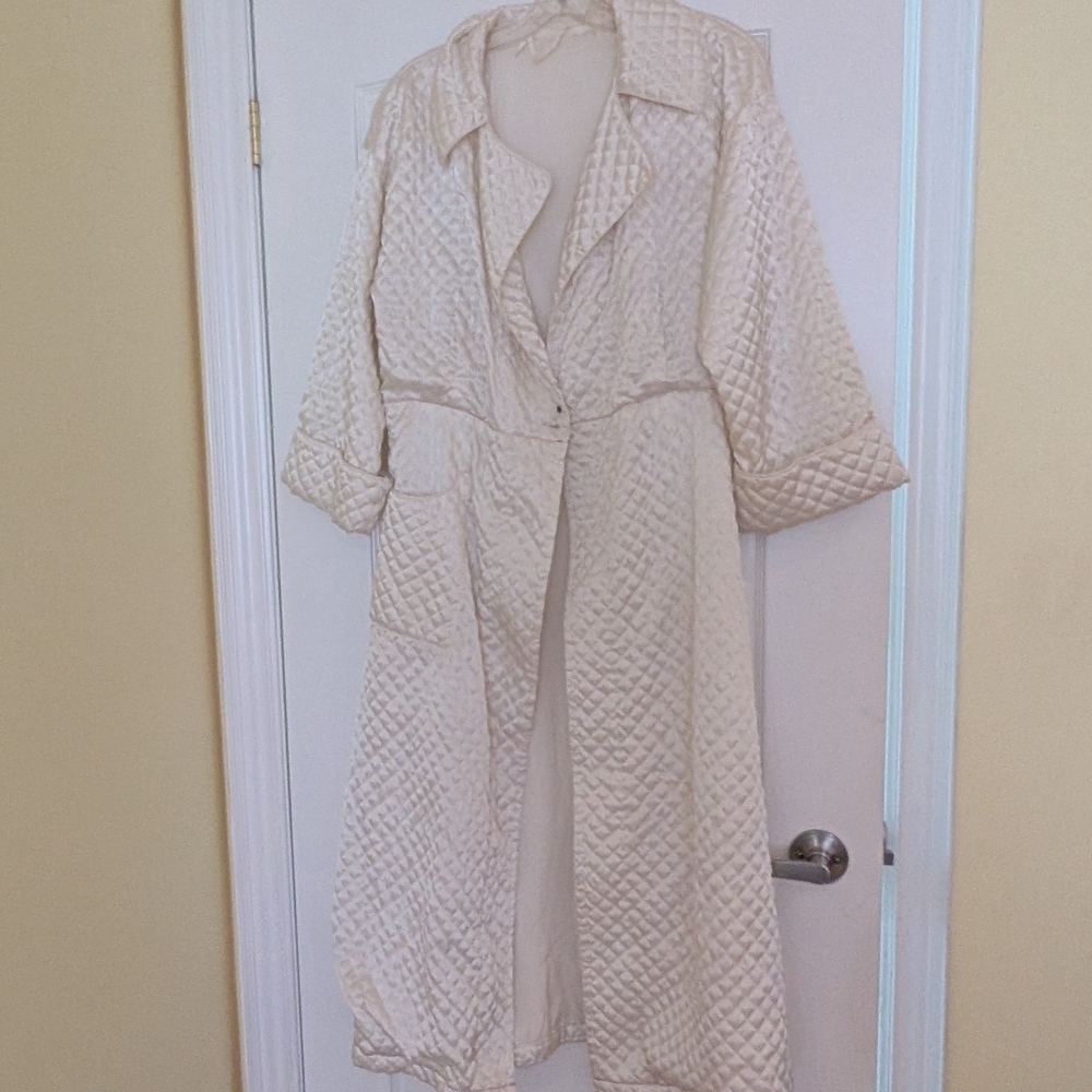 Elegant Cream Quilted Robe